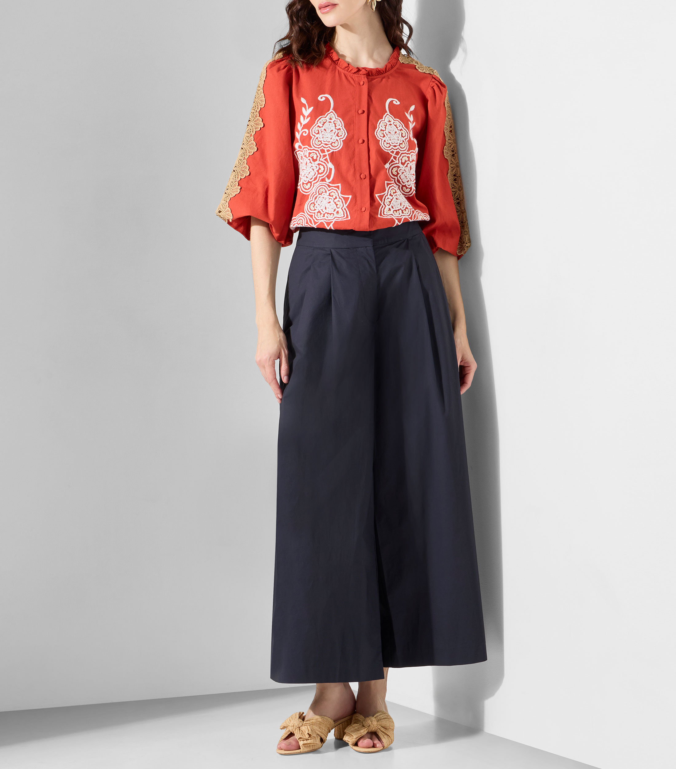 Pantalón casual acampanado Mujer